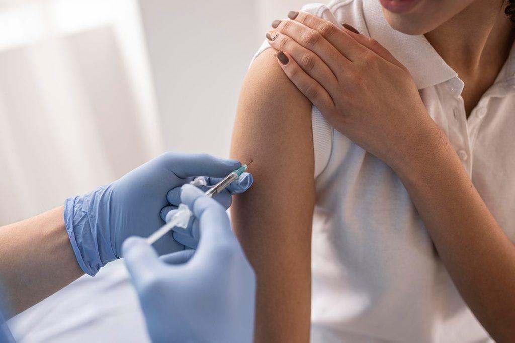 С курсом вакцинации теперь можно не сдавать ПЦР-тесты. В Украине пересмотрели правила карантина