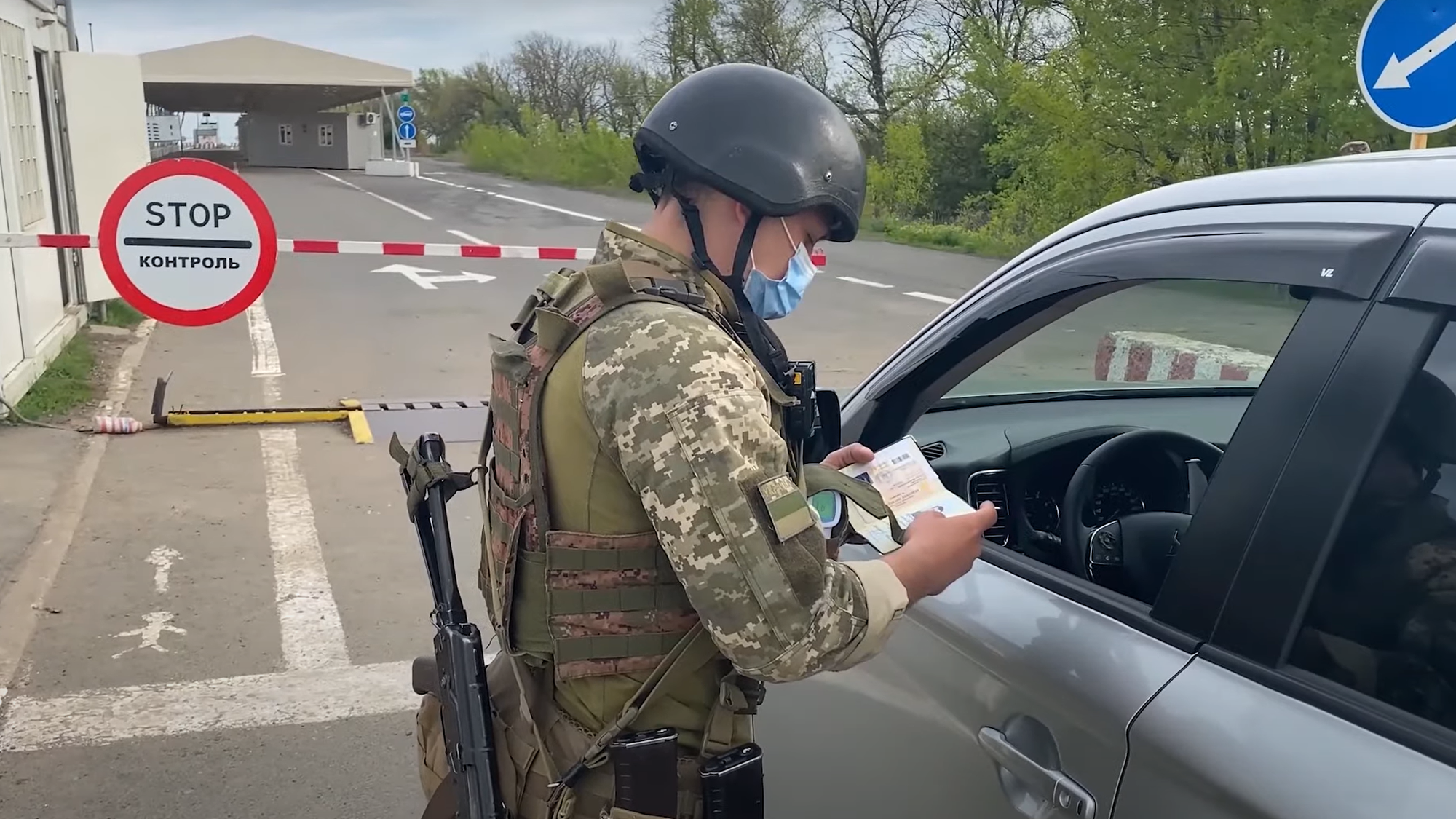 Сегодня на Донбассе линию разграничения можно пересечь на двух пунктах пропуска: на Станице Луганской и на Новотроицком