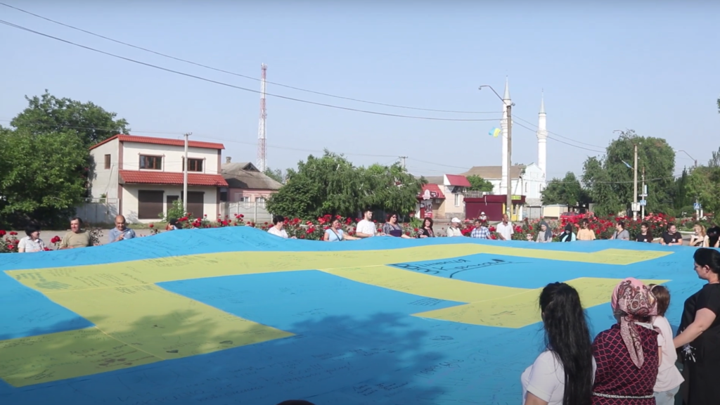 Пошитий на Донеччині прапор кримських татар сьогодні пролетить над окупованим півостровом
