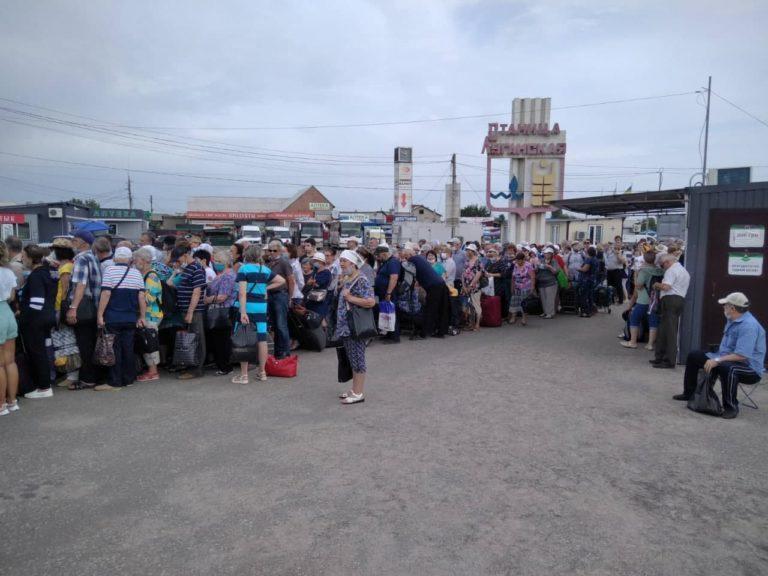 В п’ятницю на один день відкрився КПВВ “Новотроїцьке”