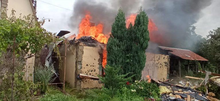 Будинки у вогні: бойовики обстріляли житлові квартали Авдіївки (ФОТО)