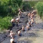 Стояли по пояс в грязи: военные за день вручную прорыли канал для водозабора села в Донецкой области (ФОТО)