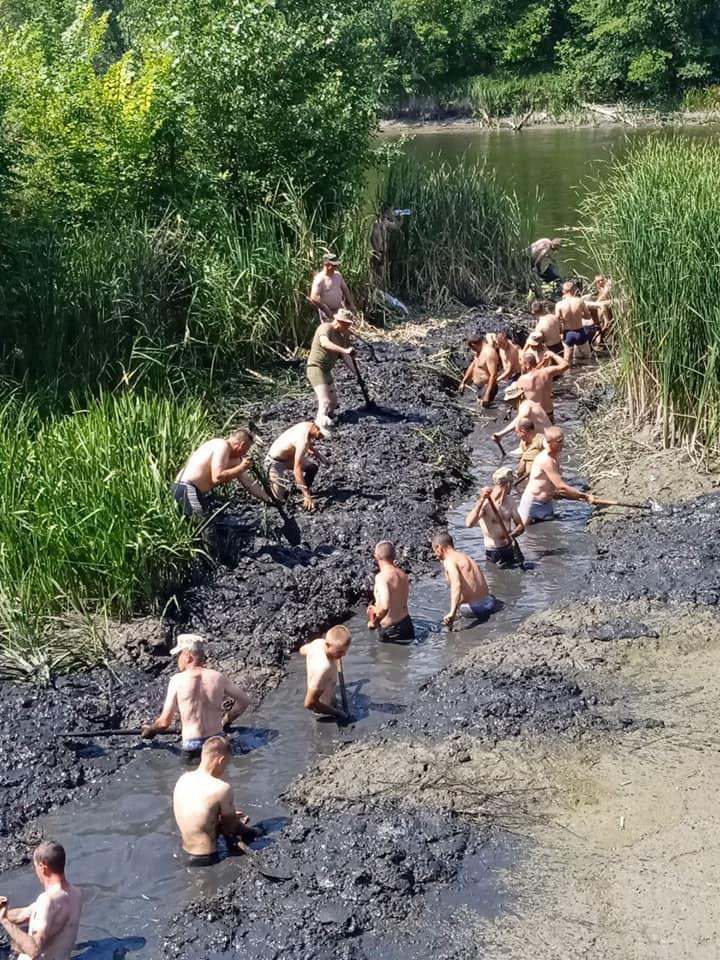 Військові за день вручну прокопали канал для водозабору села на Донеччині