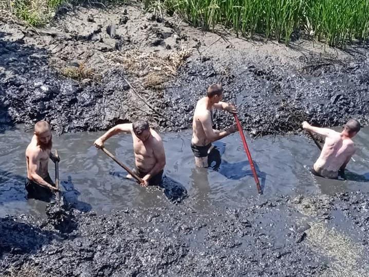 Стояли по пояс в грязи: военные за день вручную прорыли канал для водозабора села в Донецкой области (ФОТО)