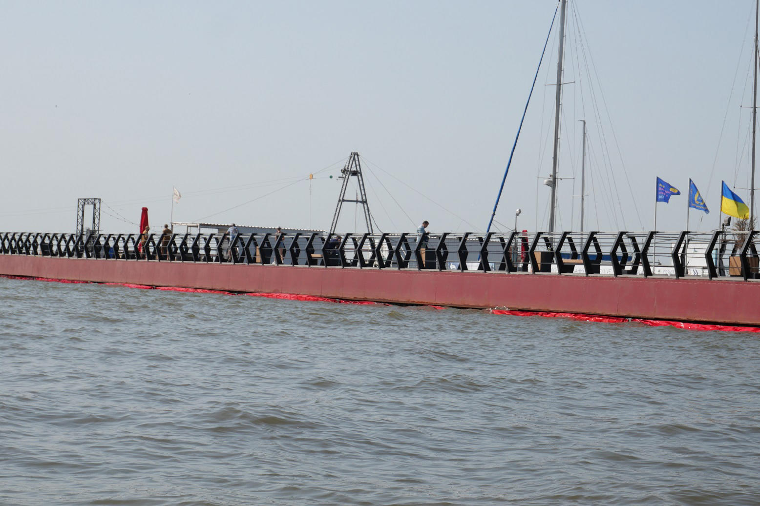 Спасатели установили в Азовском море боновое ограждение, чтобы локализовать распространение токсической краски