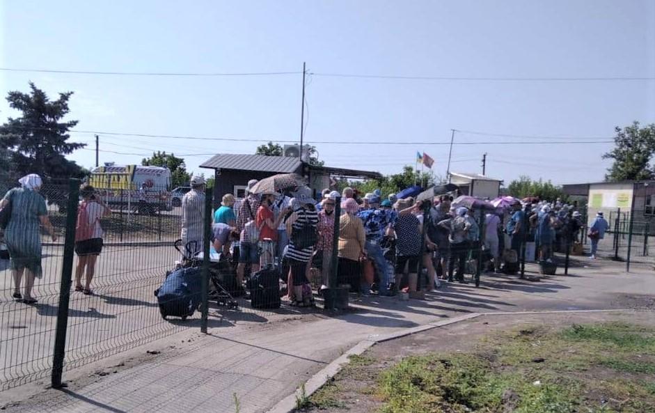 За 2 утренних часа через КПВВ “Станица Луганская” прошло около тысячи человек, – ГПСУ