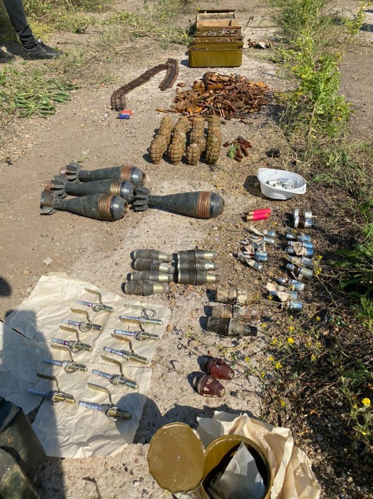 В поселке Зайцево пограничники нашли схрон гранат, мин и боеприпасов
