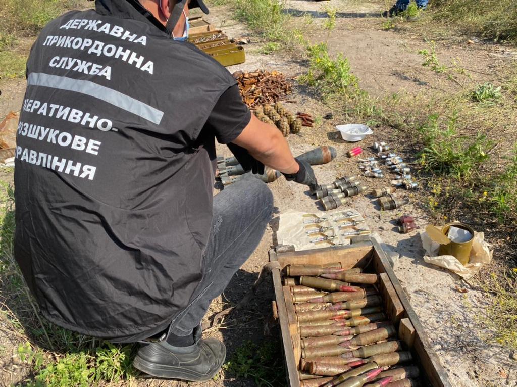 В селищі Зайцеве прикордонники знайшли схрон гранат, мін та набоїв