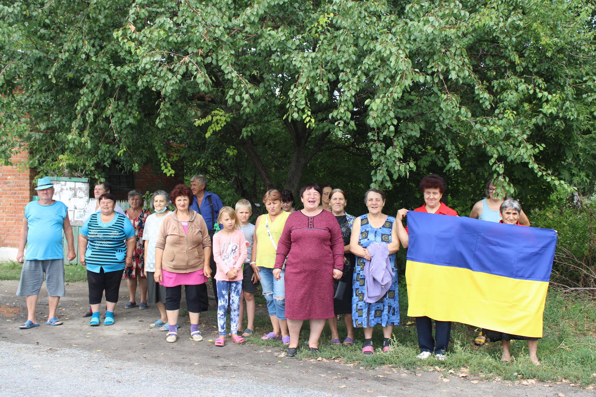 украинские пенсионерки с украинским флагом на День независимости в Донецкой области