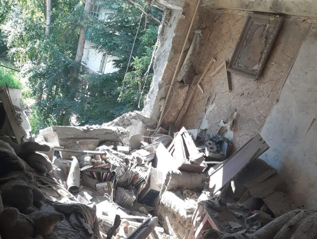 В Красногорівці снаряд прилетів в житловий будинок, поранений місцевий (ФОТО, ОНОВЛЕНО)