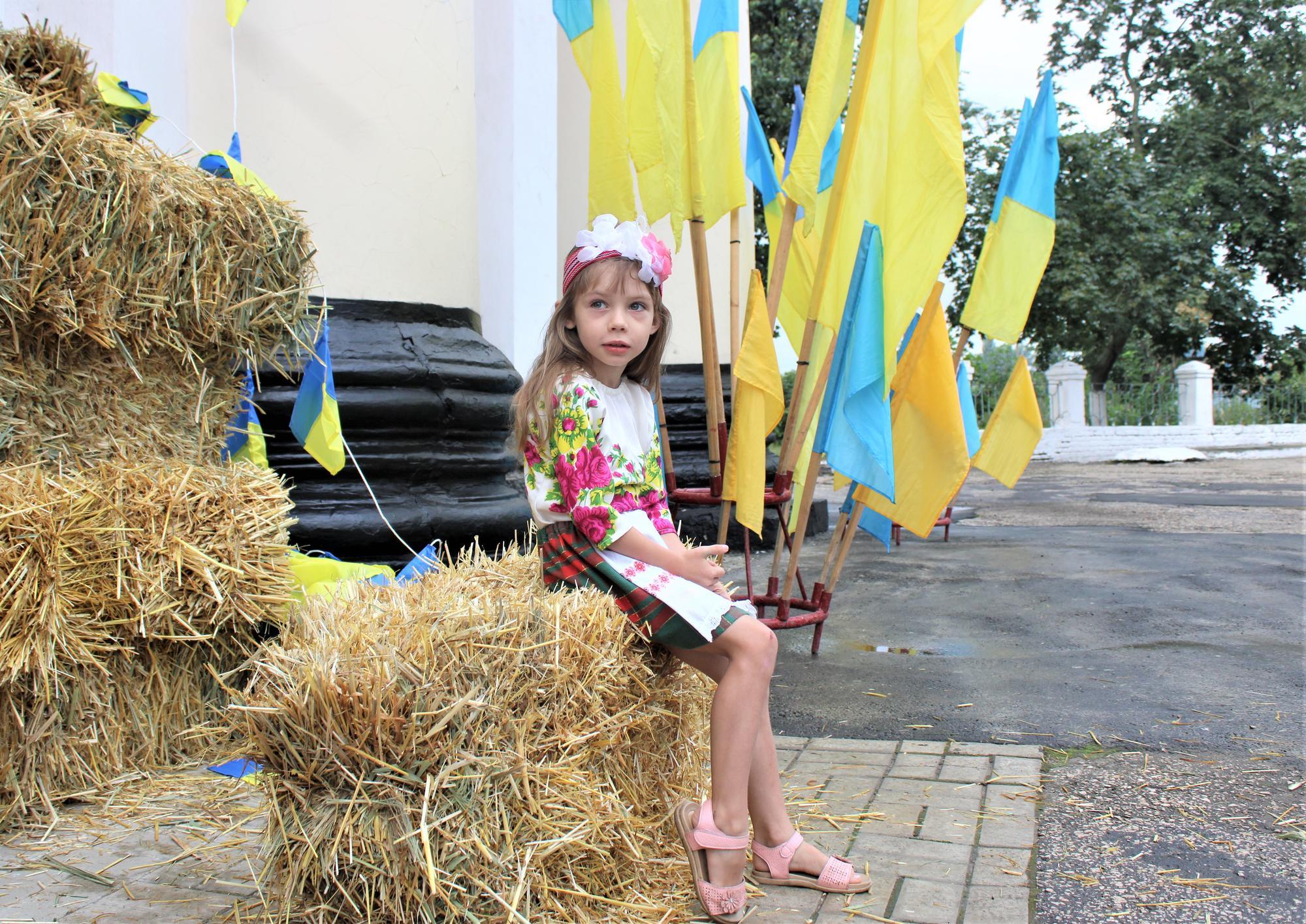 украинская девочка ребенок на автопробеге в Северске Донецкой области