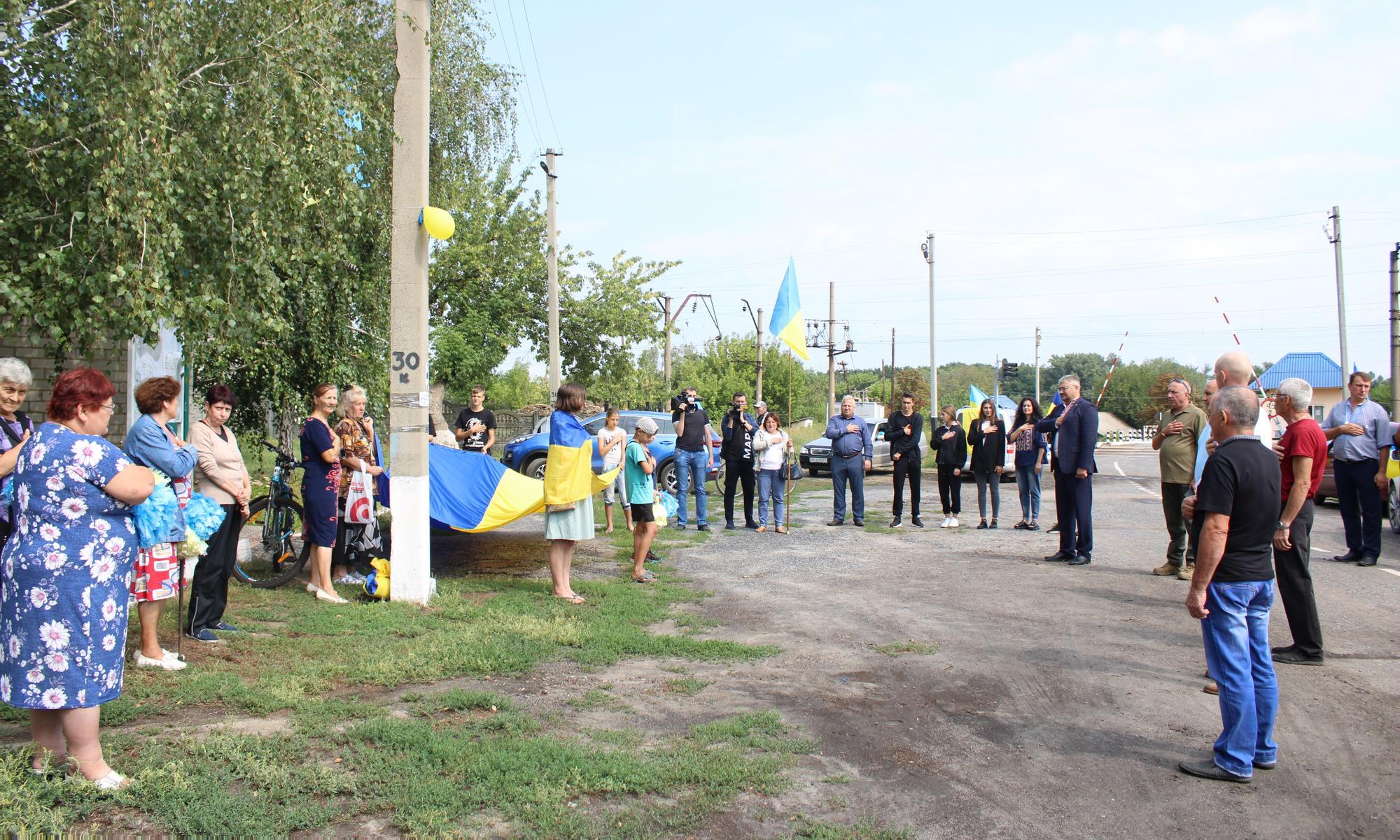 украинцы жители Донецкой области с флагами