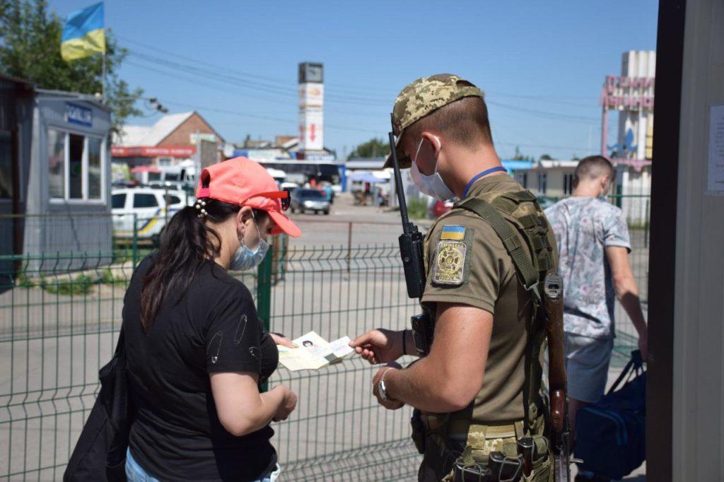 На выходных через линию разграничения на Донбассе пропускают только на КПВВ “Станица Луганская”