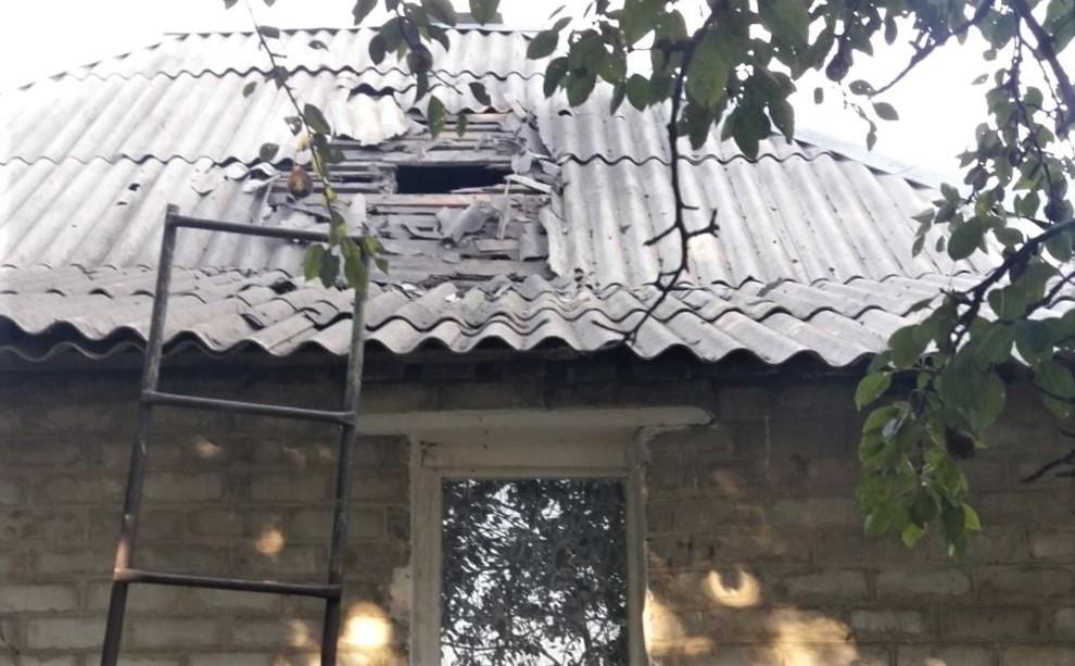 Пробило крышу: оккупанты обстреляли Золотое-4 на Луганщине. Снаряд попал в жилой дом (ФОТО)