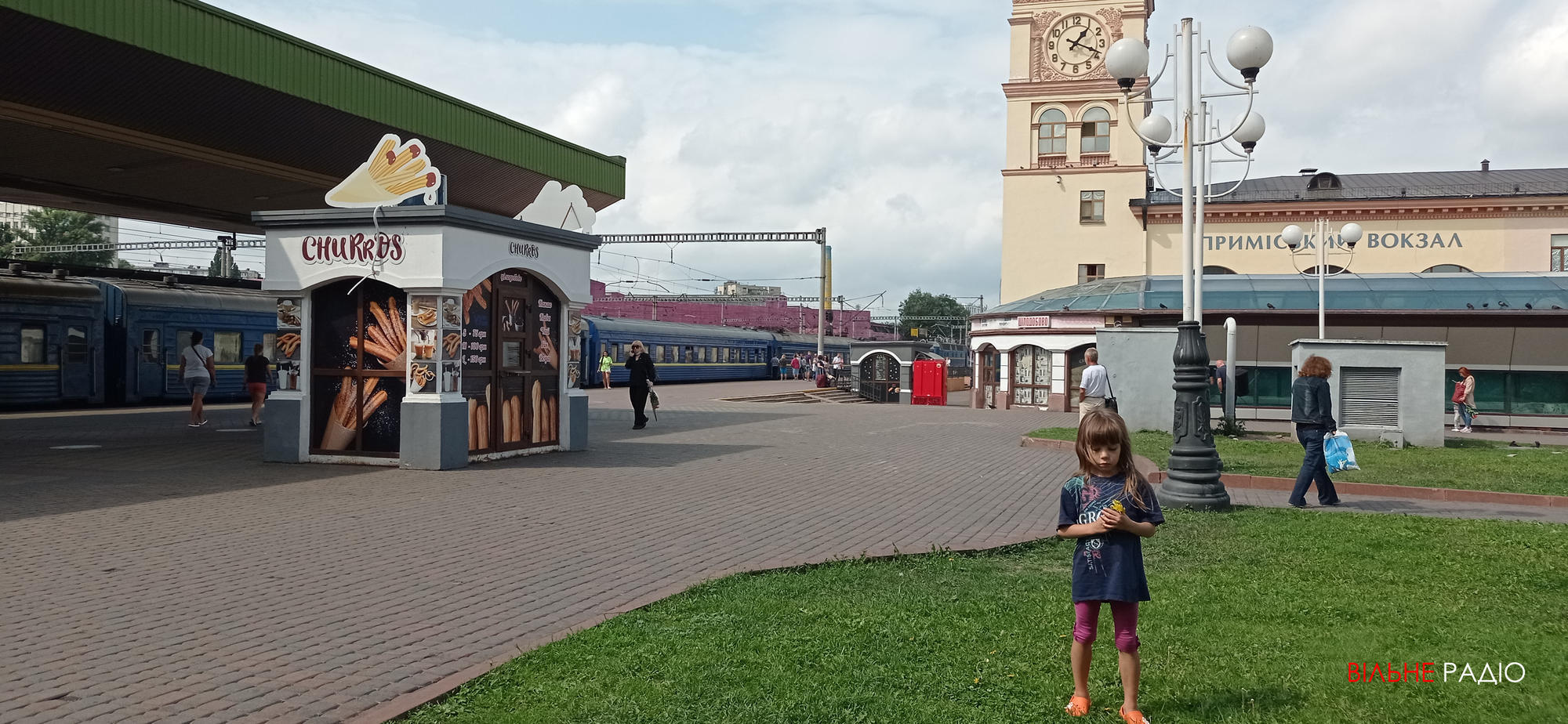 ребенок возле поезда на киевском вокзале