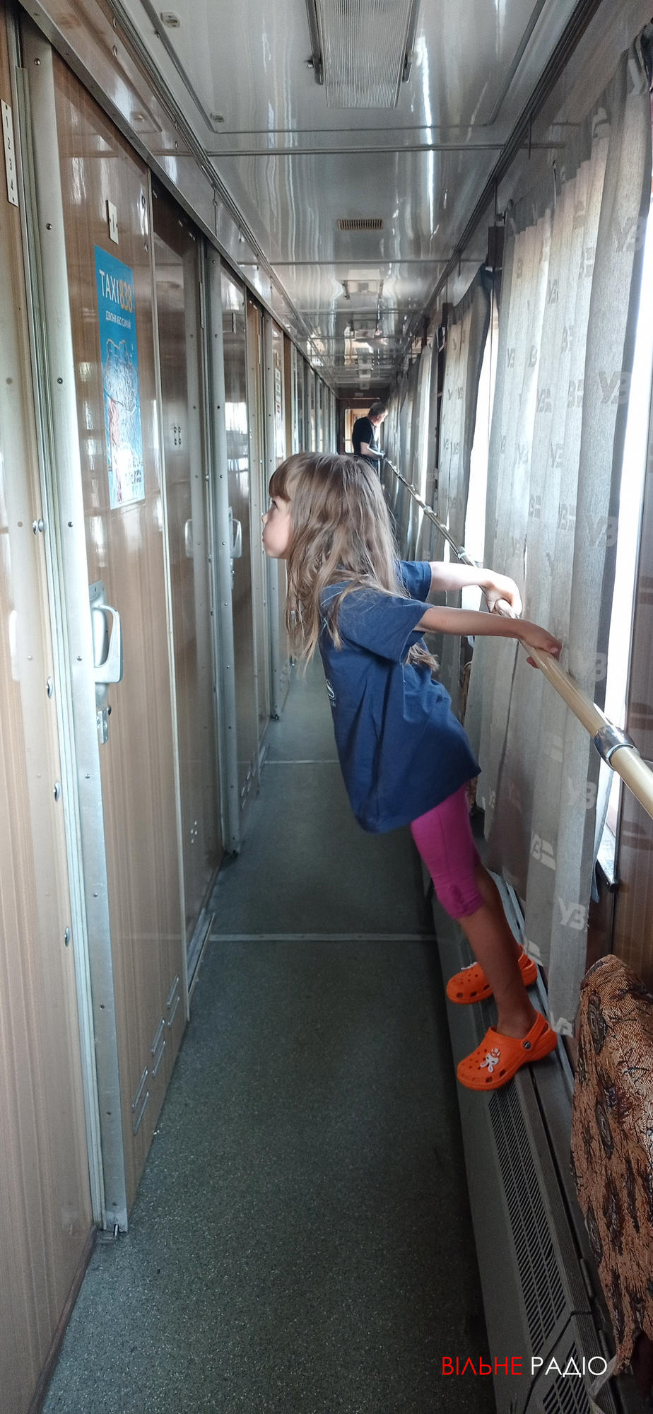 ребенок в вагоне поезда Укрзализныци