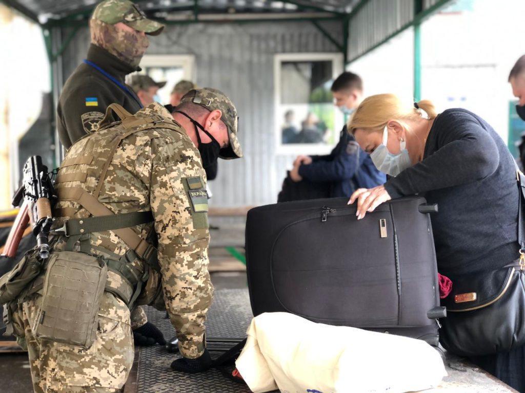 На “Станице Луганской” за день 10 человек не пропустили из-за проблем с пропуском