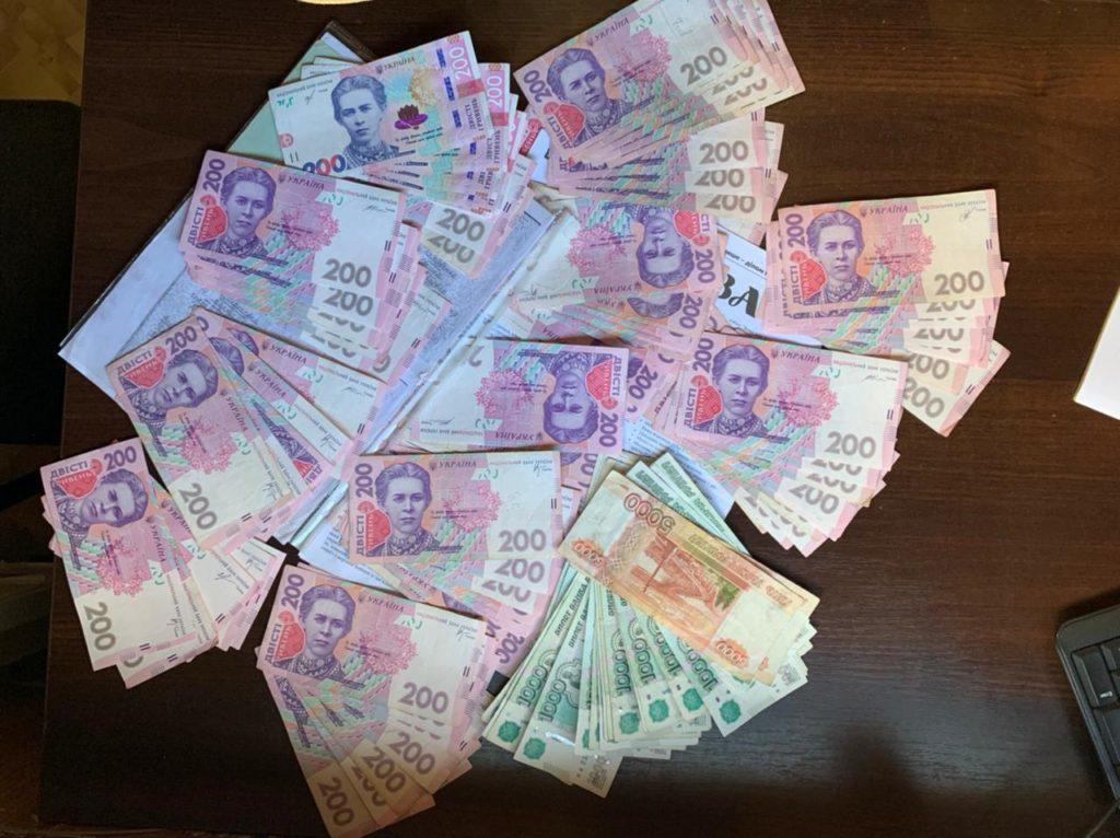 На “Новотроїцькому” чоловік хотів провезти готівку через КПВВ за хабар