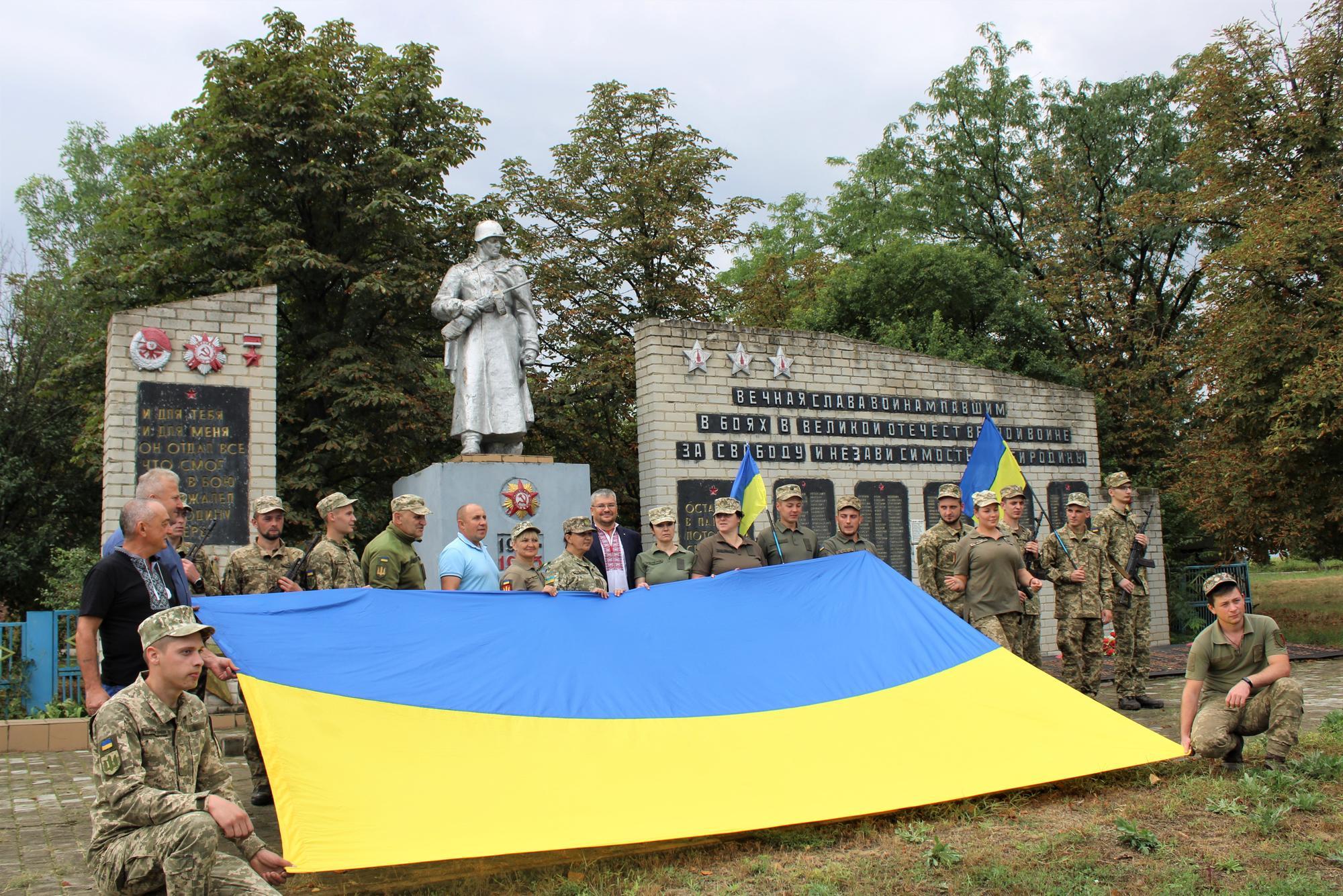 ЗСУ 24 ОМБР з українським прапором на День незалежності на Донеччині