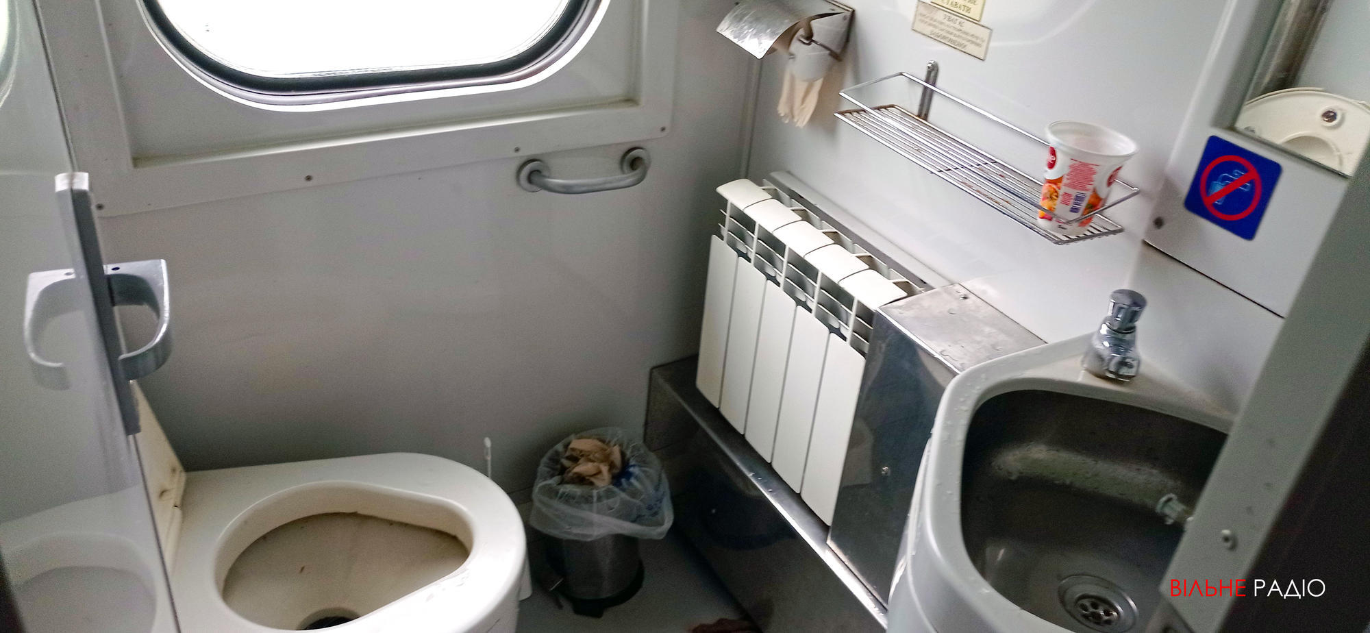 вакуумный туалет в обновленном вагоне Укрзализныци