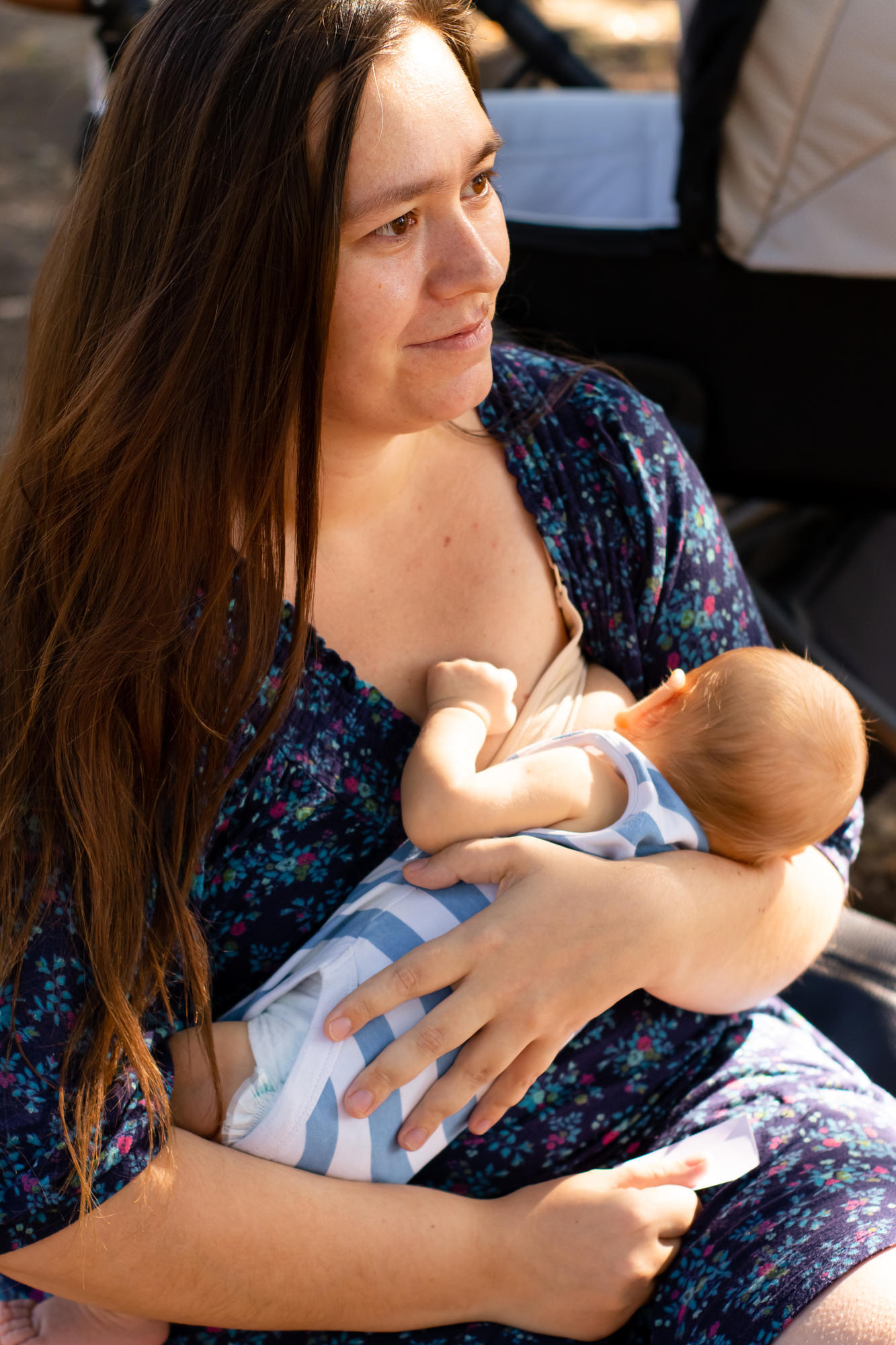 кормящая грудью женщина с младенцем