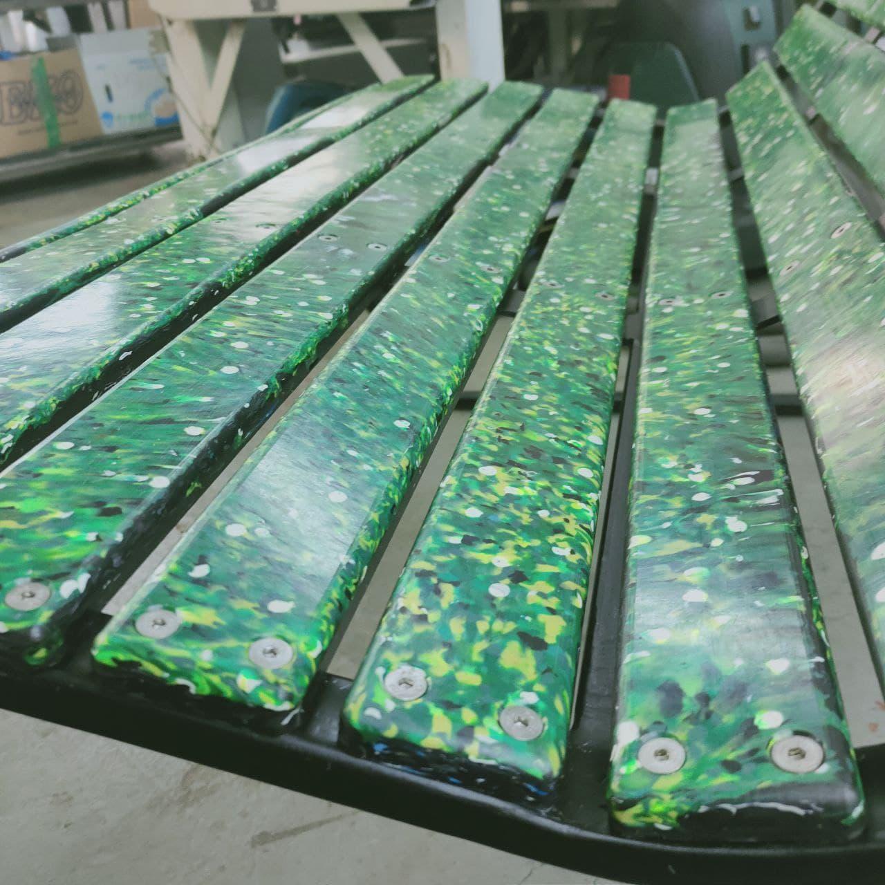 В Соледаре установили скамейку из переработанных бутылочных крышечек
