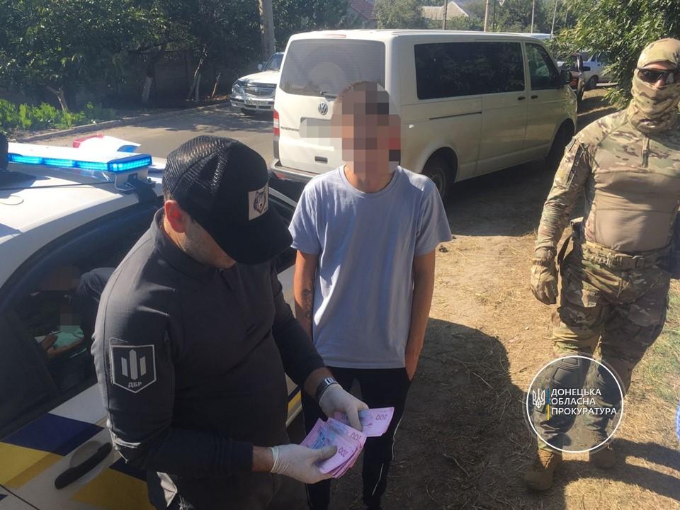 В Дружковке двух патрульных задержали со взяткой в 15 тыс. грн от водителя, — прокуратура 1