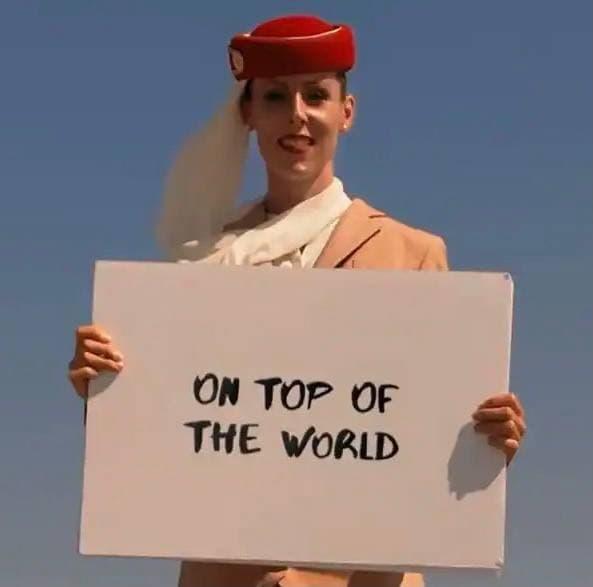 Екстремальна реклама авіакомпанії Emirates: стюардесу підняли на найвищу будівлю світу