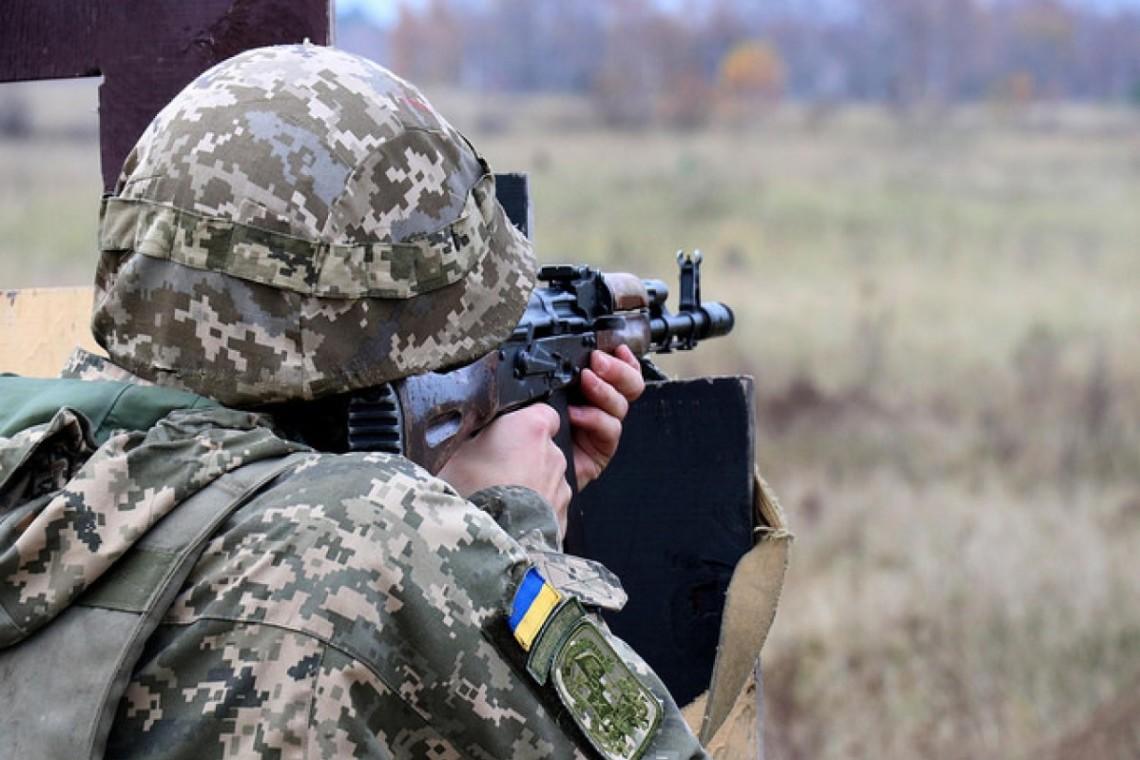 український військовий зі зброєю