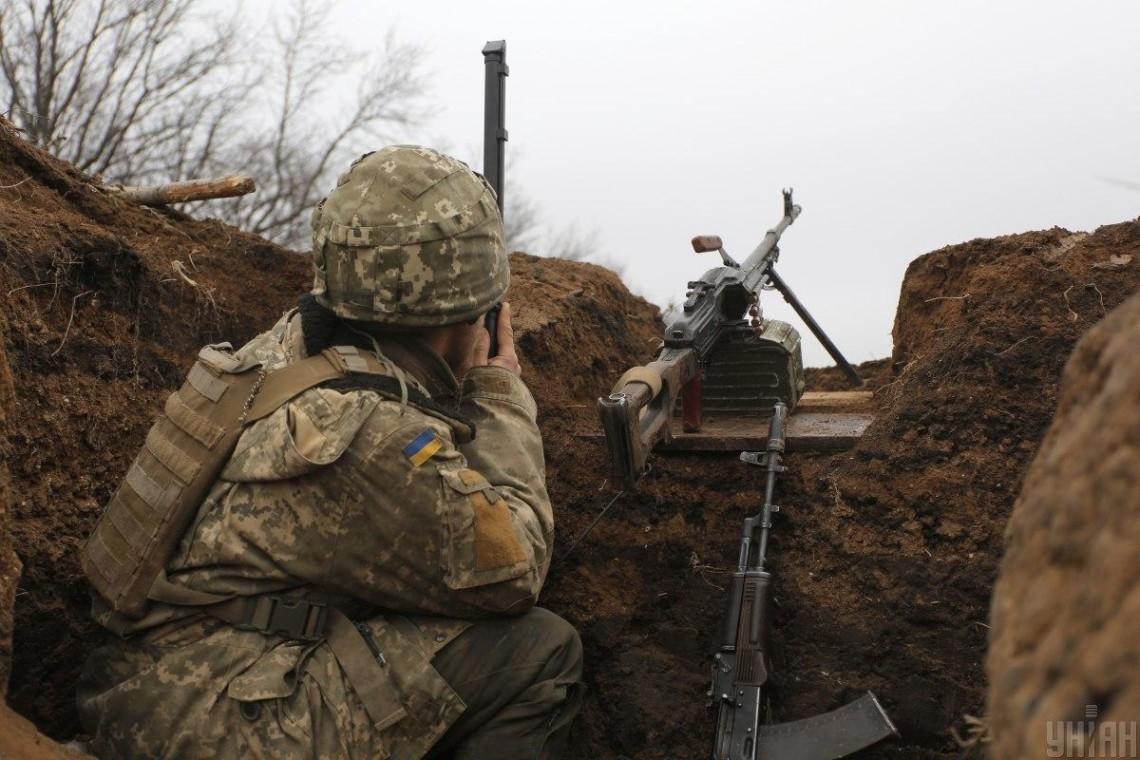 український військовий на Донбасі в окопі