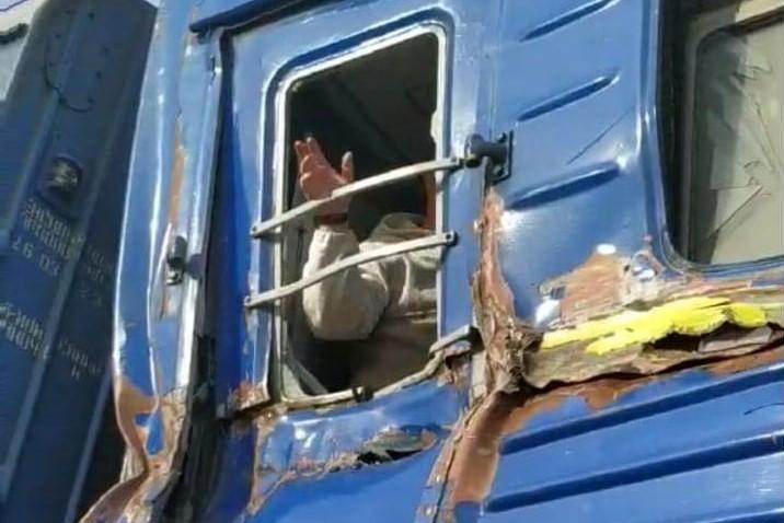 В потяг Бахмут — Львів врізався комбайн та пошкодив локомотив і 6 вагонів. Постраждалих немає (ФОТО)
