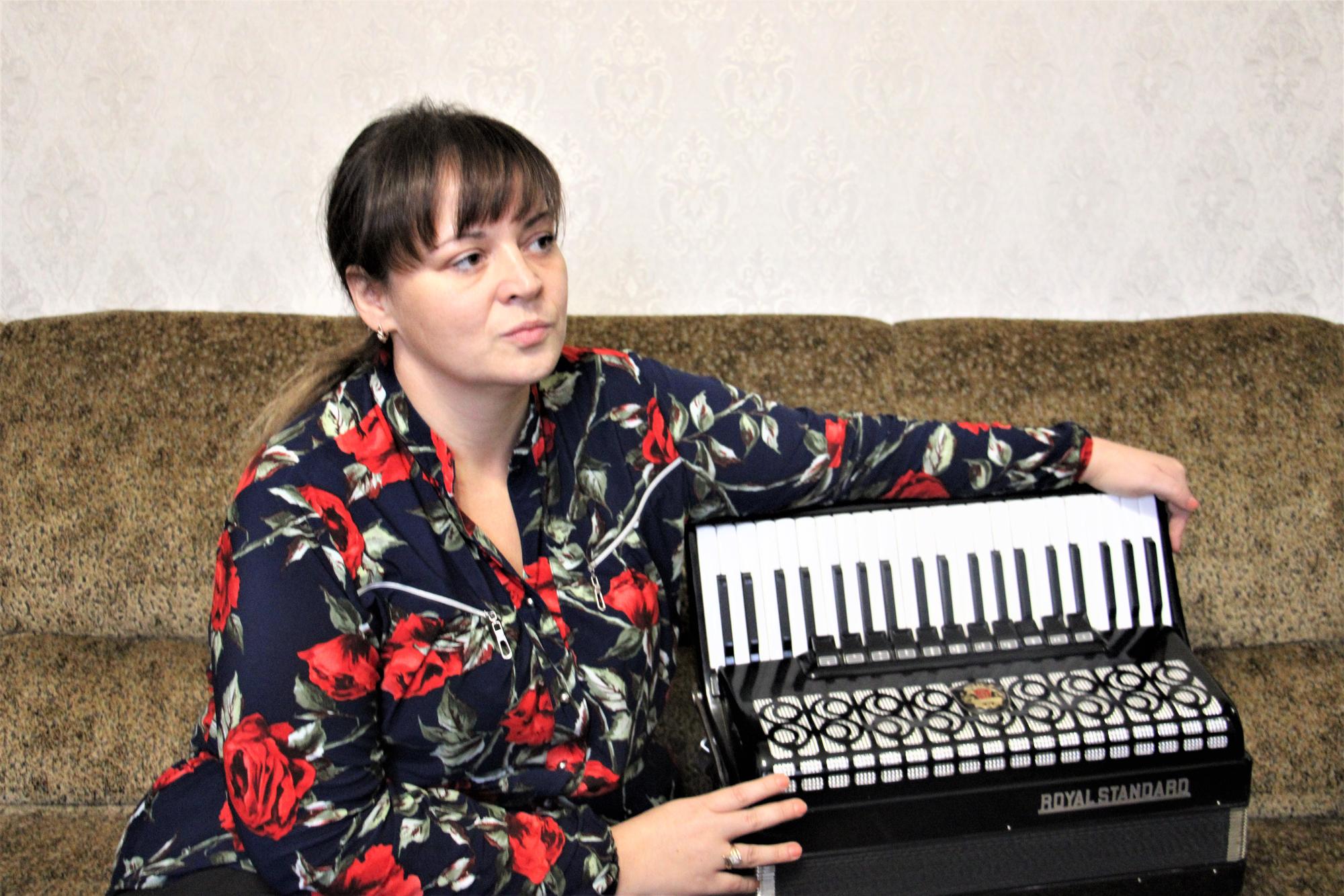 Анна Гомольская с аккордеоном в Часов Яре