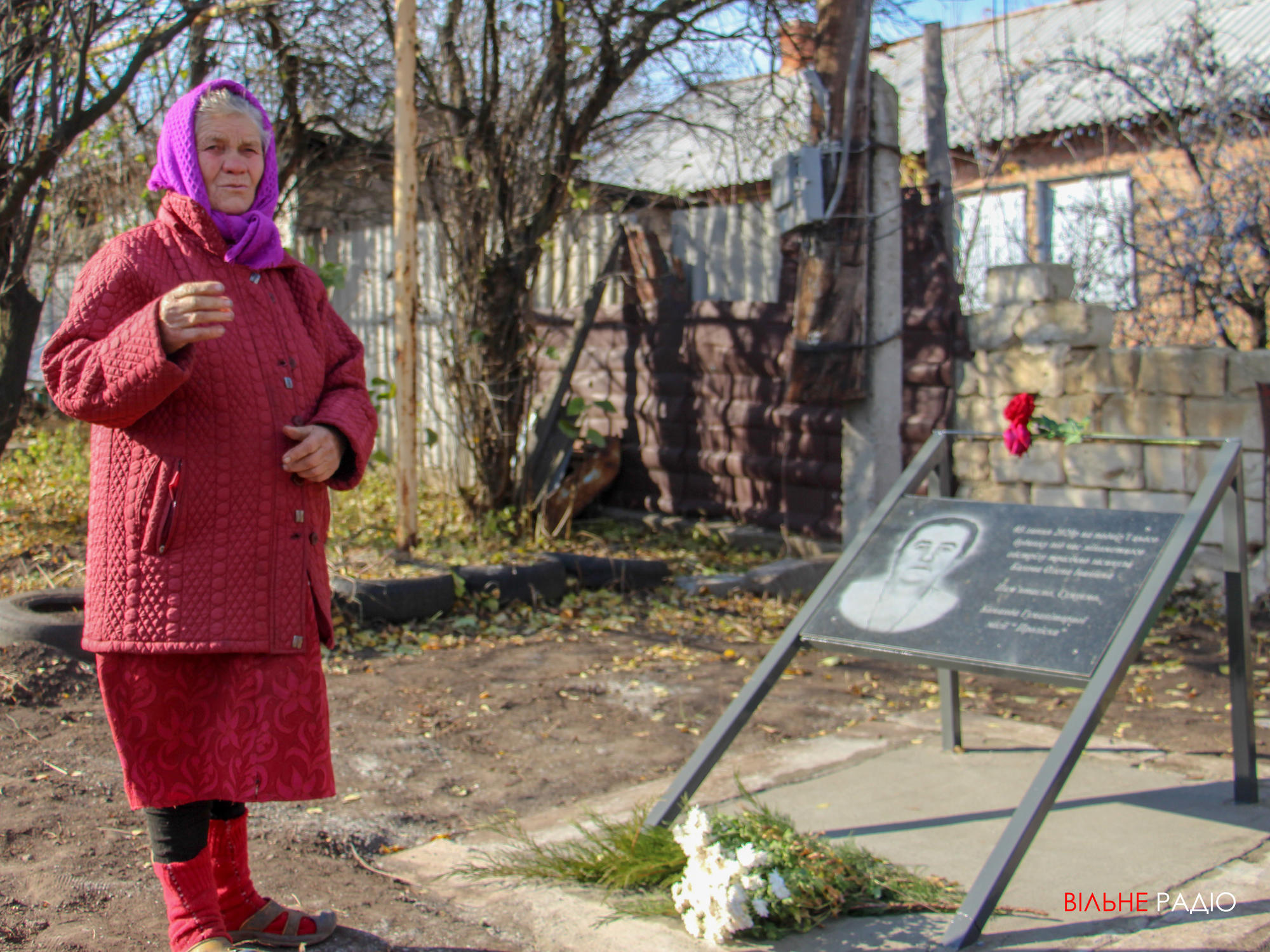 В Жованке установили табличку в память о пенсионерке, которую убил снаряд боевиков