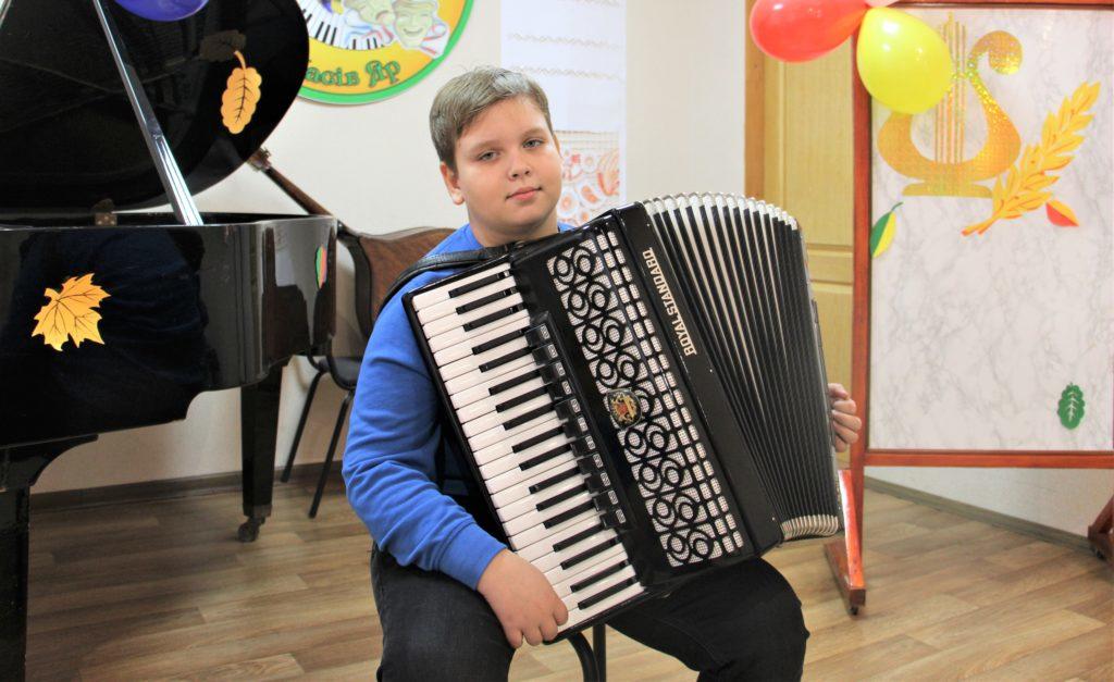 Мальчик-виртуоз из Часов Яра играет на аккордеоне вчетверо старше себя и собирает средства на новый (ФОТО, ВИДЕО)