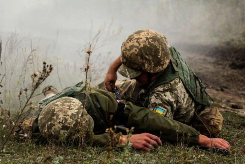 На востоке во время обстрела ранен украинский военный, — Минобороны