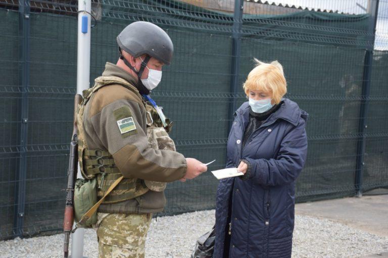 На Донбасі у суботу пропускають на КПВВ “Станиця Луганська”