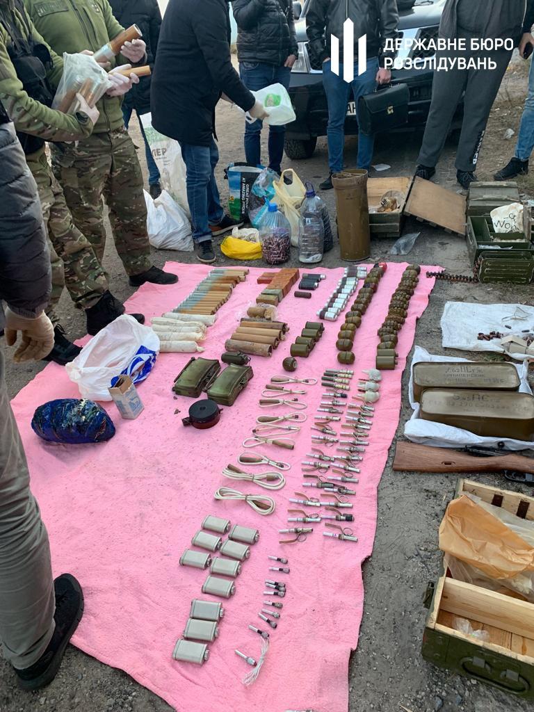 На Донеччині поліцейського підозрюють у продажі зброї та боєприпасів криміналітету по всій країні