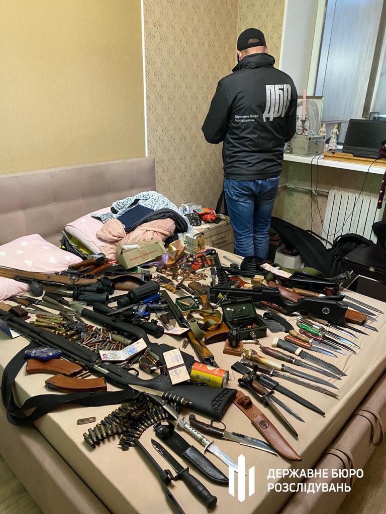 На Донеччині поліцейського підозрюють у продажі зброї та боєприпасів криміналітету по всій країні
