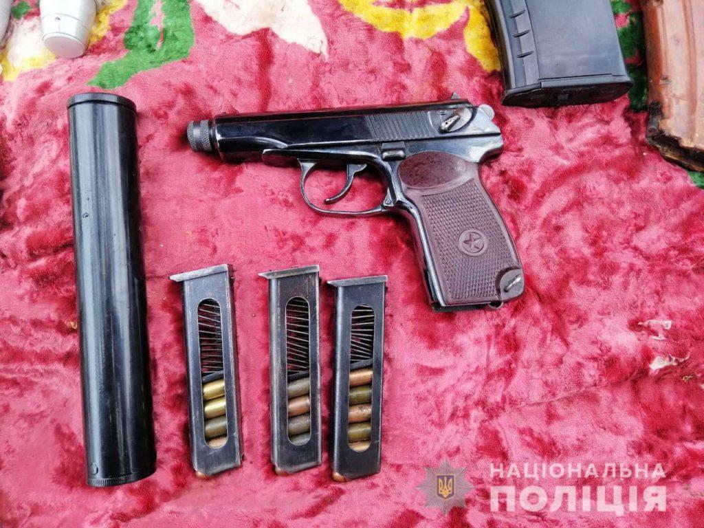 Правоохоронці затримали трьох бахмутян, яких підозрюють у продажі зброї та боєприпасів по Україні (ФОТО, ВІДЕО)