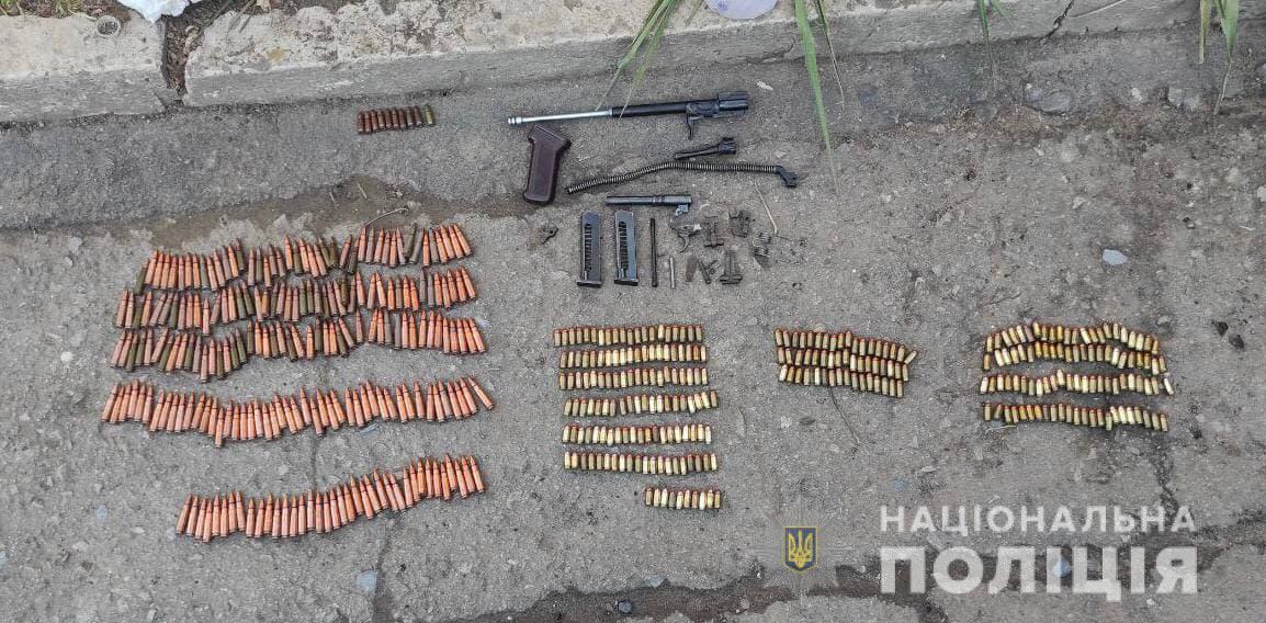 Правоохранители задержали трех бахмутчан, подозреваемых в продаже оружия и боеприпасов по Украине