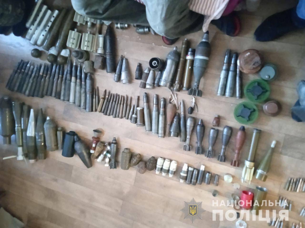 Правоохранители задержали трех бахмутчан, подозреваемых в продаже оружия и боеприпасов по Украине