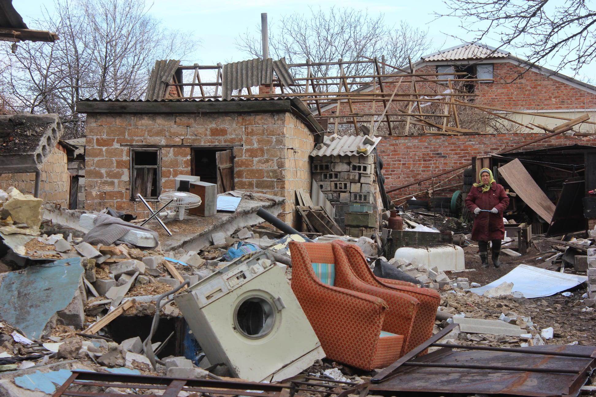 Жителей Невельского Ясиноватского района вывозят благотворители после серии обстрелов