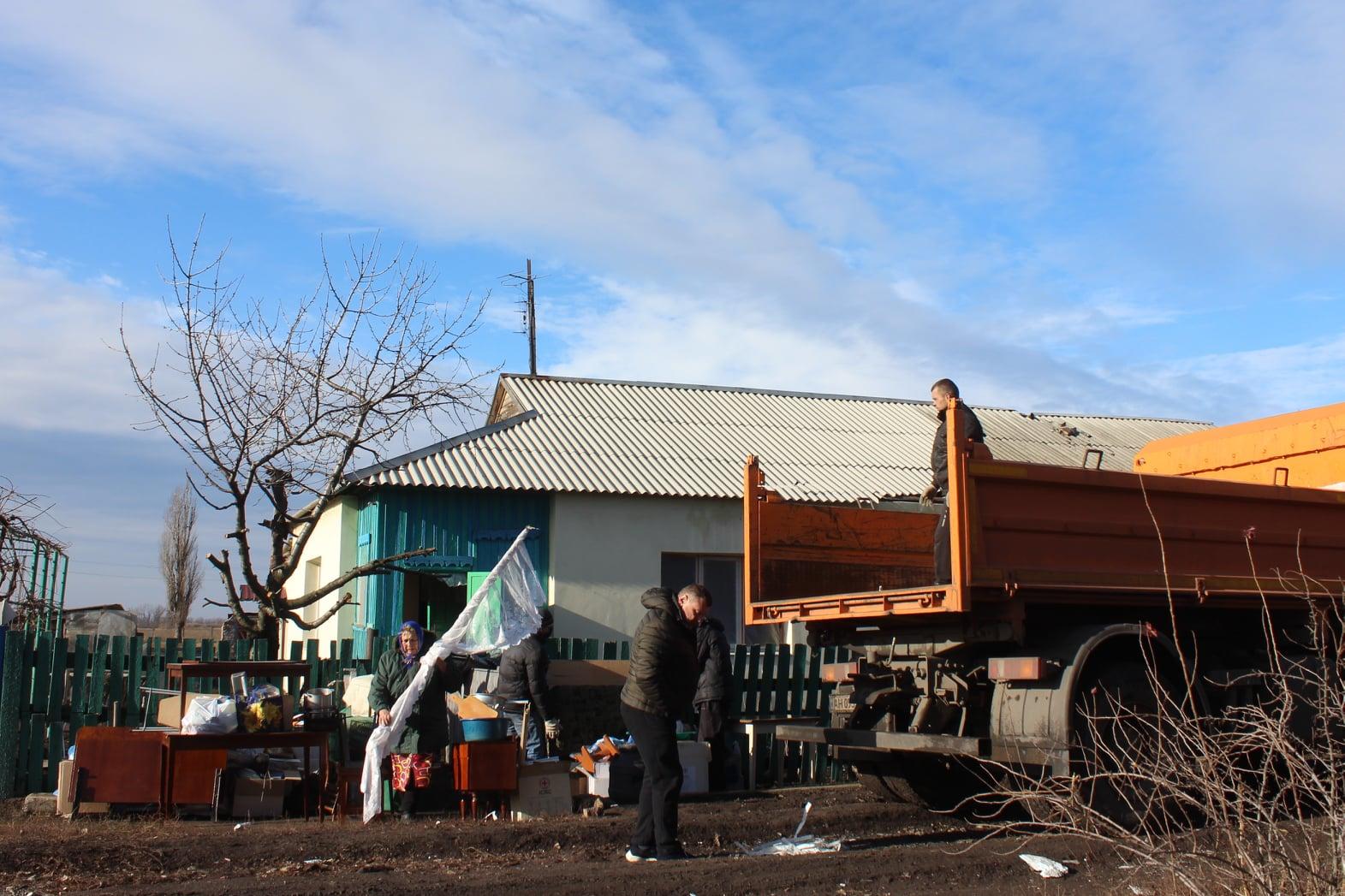 Жителей Невельского Ясиноватского района вывозят благотворители после серии обстрелов