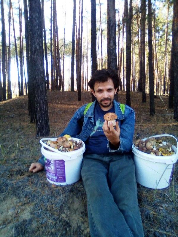 Артем Мирошниченко у лісі
