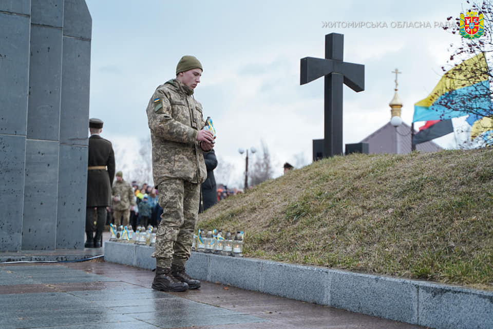 український військовий біля меморіалу Героям Базару