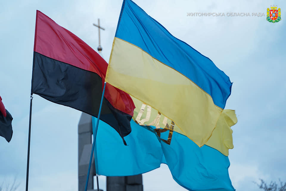 українські прапори біля меморіалу героям Базару