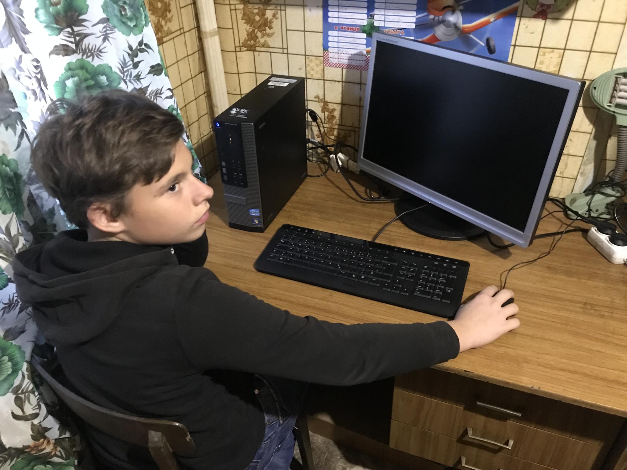 Волонтеры из Светлодарска чинят компьютеры и дарят их детям из прифронтовой зоны