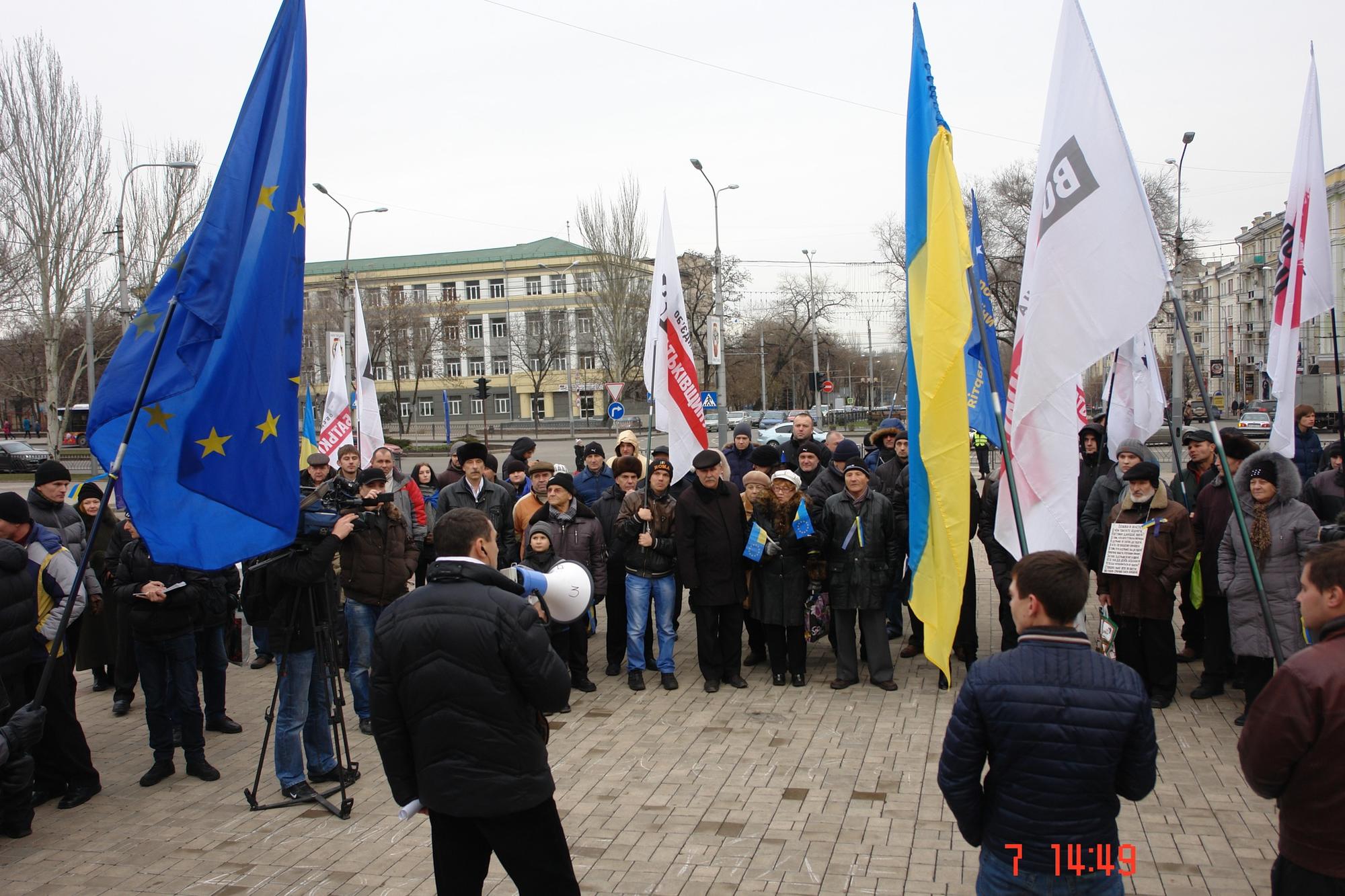 партійні прапори у Донецьку