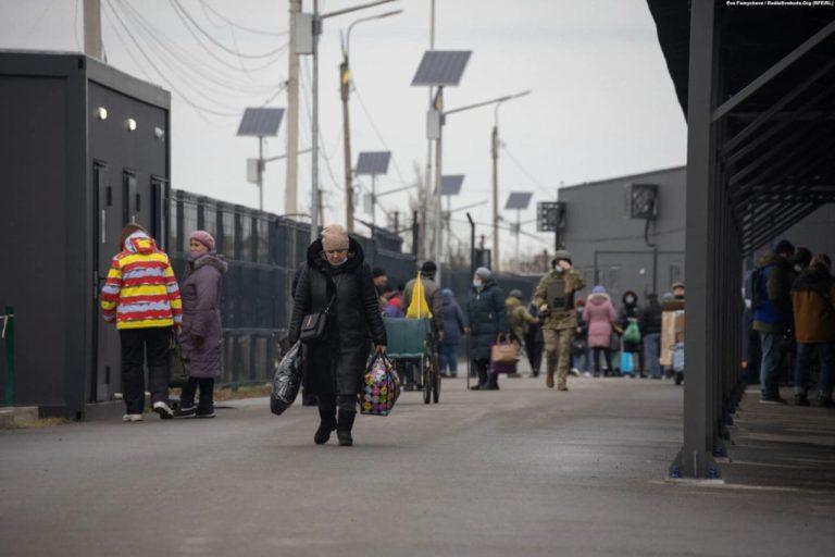 КПВВ “Станиця Луганська” працює попри обстріли бойовиків