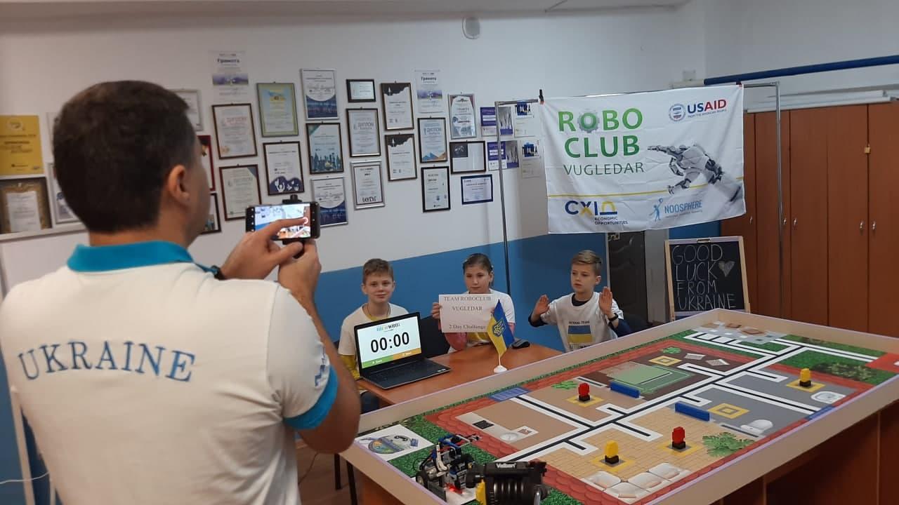 Трое детей из Угледара победили на всемирной олимпиаде по робототехнике